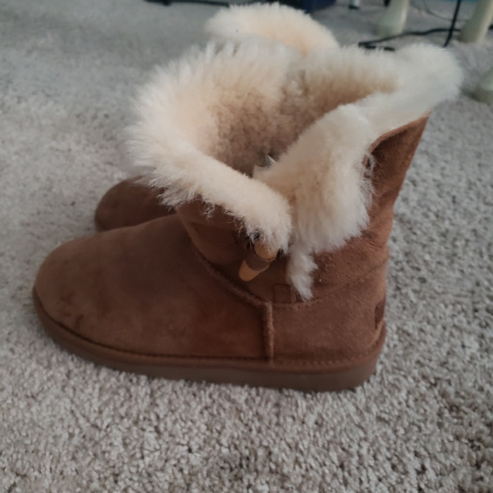 Ugg - Picture 2 of 3